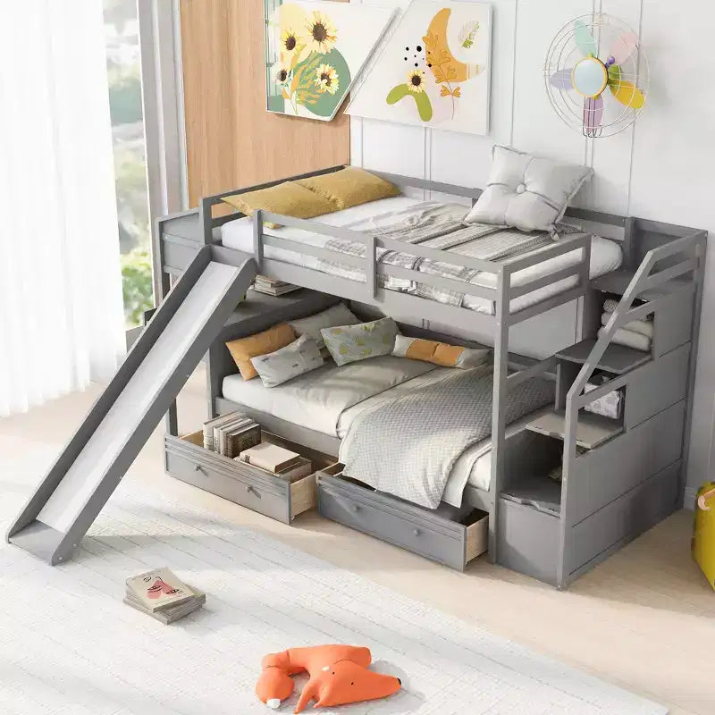 Letto a castello Twin su Twin con scala contenitore, scivolo e cassetti, scrivania con cassetti e ripiani