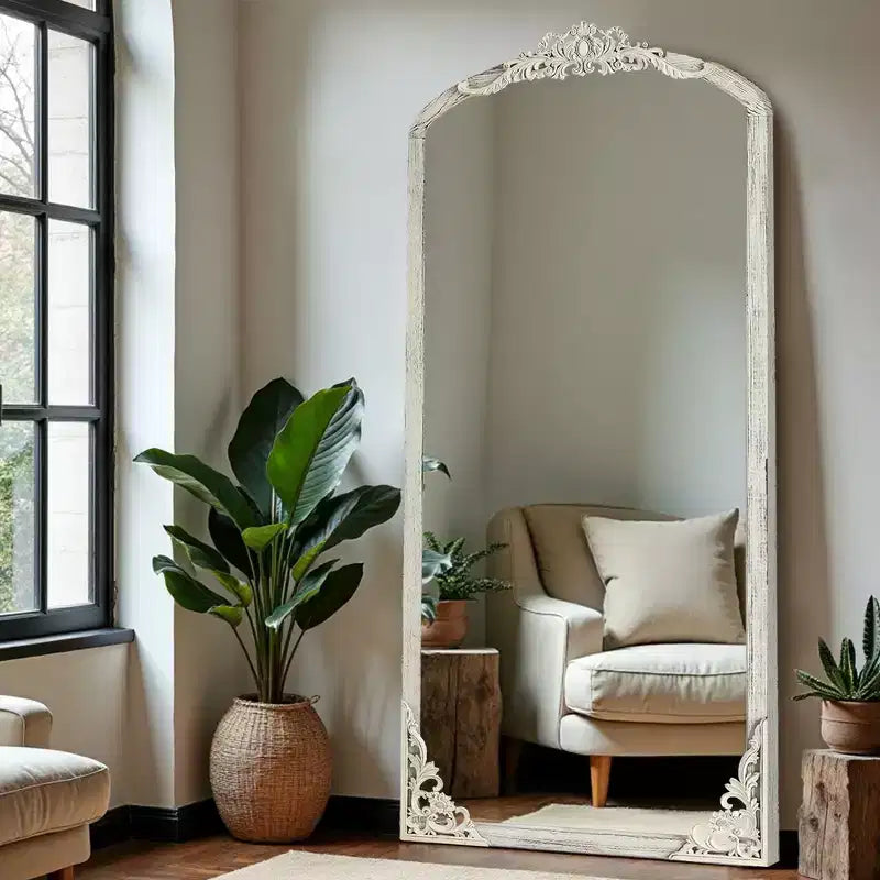 Specchio a figura intera (senza supporto) in legno massello intagliato a fiori, ad angolo retto, leggermente curvo, effetto invecchiato bianco