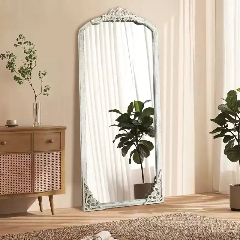Specchio a figura intera (senza supporto) in legno massello intagliato a fiori, ad angolo retto, leggermente curvo, effetto invecchiato bianco