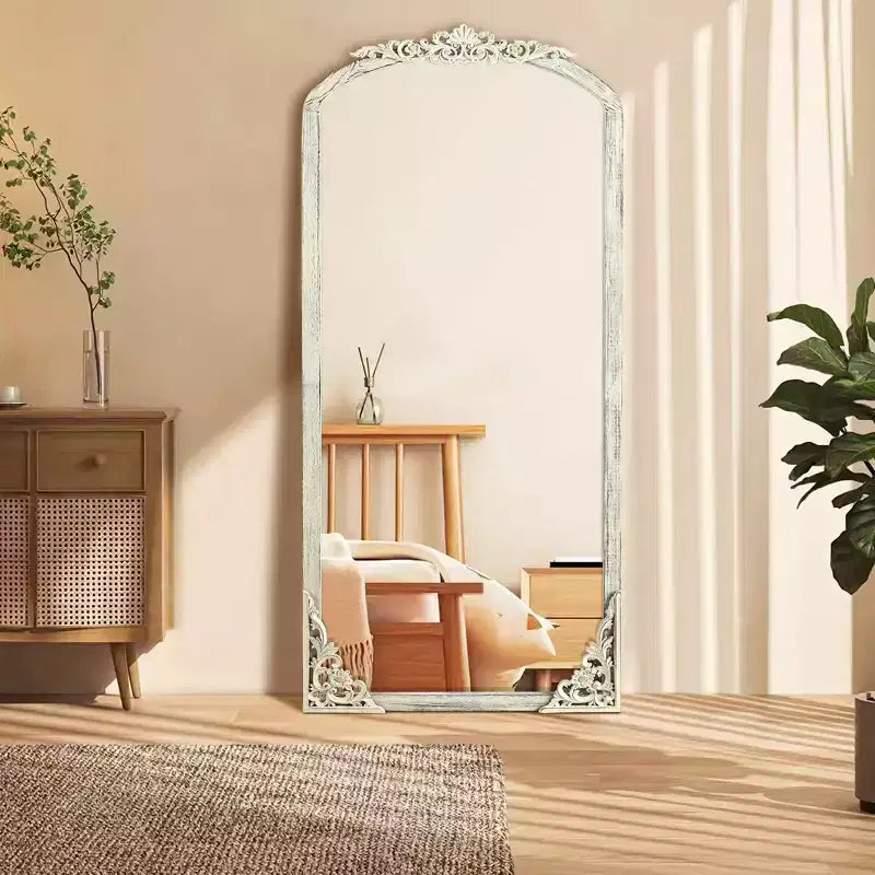 Specchio a figura intera (senza supporto) in legno massello intagliato a fiori, ad angolo retto, leggermente curvo, effetto invecchiato bianco