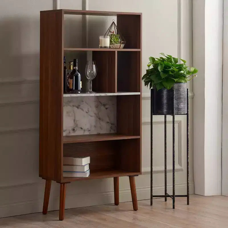 Libreria Kingston da 58" con ripiano effetto marmo e gambe in legno massello colore noce: Stile mid-century, 4 ripiani aperti