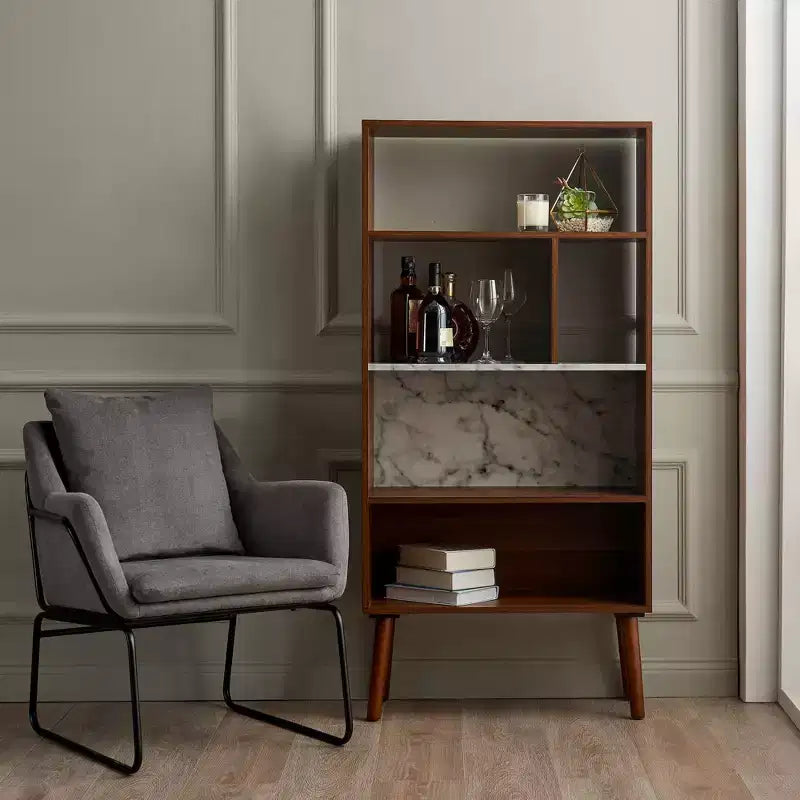Libreria Kingston da 58" con ripiano effetto marmo e gambe in legno massello colore noce: Stile mid-century, 4 ripiani aperti