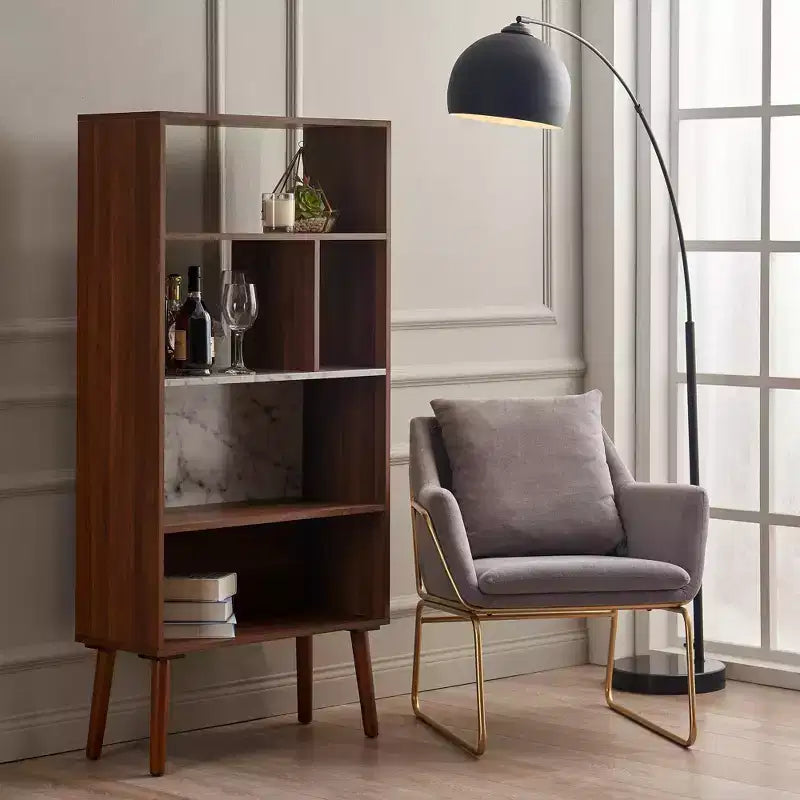 Libreria Kingston da 58" con ripiano effetto marmo e gambe in legno massello colore noce: Stile mid-century, 4 ripiani aperti