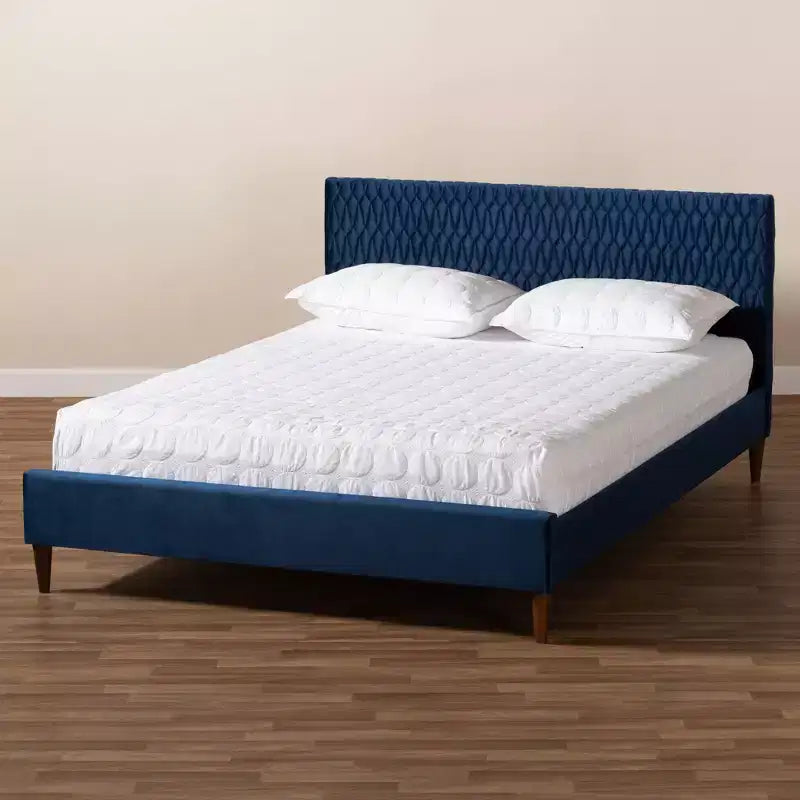 Letto Matrimoniale Queen Frida Blu Navy con Piattaforma: Design Mid-Century, Gambe Affusolate, Rivestimento in Velluto