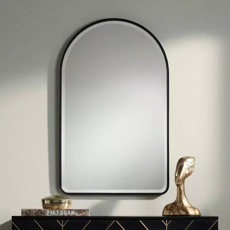 Clara Specchio Decorativo da Parete per Trucco con Arco Superiore, Moderno, Smussato, Cornice in Metallo Nero Opaco, Larghezza 60 cm, per Bagno, Camera da Letre, Soggiorno, Ingresso di Casa